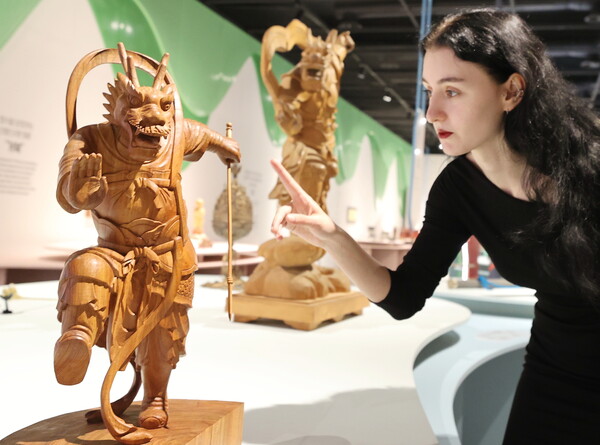  28일 서울 강남구 국가무형유산전수교육관에서 열린 2025 포르쉐 퓨처 헤리티지 전승공예특별전 '열 번째 용의 아이와 상상동물' 전시를 찾은 관람객이 전시를 둘러보고 있다. 이 전시는 10월 17일까지 열린다. (사진=연합뉴스)