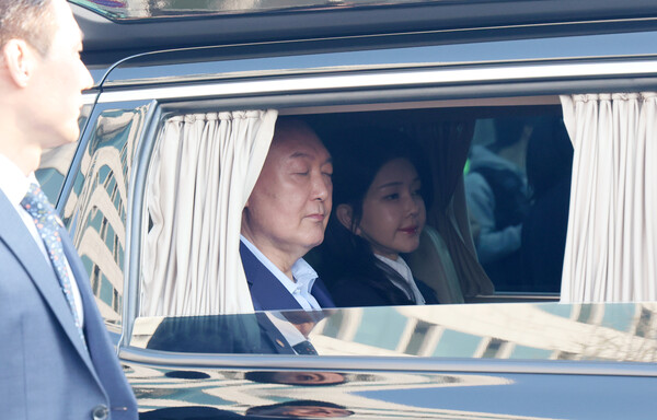 내란 우두머리 피고인 윤석열과 김건희씨가 지난달 11일 서울 용산구 한남동 대통령 관저를 떠나고 있다. (사진=연합뉴스)
