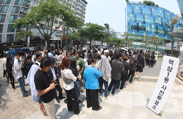 제21대 대통령 선거 사전투표 첫날인 29일 점심시간을 맞아 서울 강남구 역삼1동주민센터에 마련된 사전투표소를 찾은 유권자들이 투표를 위해 길게 줄지어 서 있다. (사진=연합뉴스)