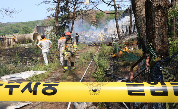 29일 오후 1시 50분쯤 경북 포항시 남구 동해면 신정리 한 야산에 해군 초계기가 추락한 가운데 현장 통제선이 설치돼 있다. (사진=연합뉴스)