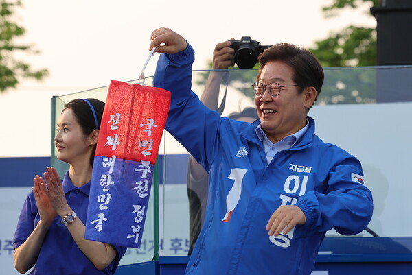 이재명 더불어민주당 대선 후보가 30일 충북 충주시 충주체육관 시계탑광장에서 열린 유세에서 "진짜 대한민국"이라고 쓰인 청사초롱을 들어보이고 있다. (사진=연합뉴스)