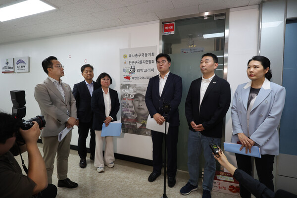 더불어민주당 중앙선거대책위원회 신속대응단 정준호 부단장과 의원들이 31일 서울 종로구에 위치한 '리박스쿨'에 항의방문한 뒤 기자회견을 하고 있다. (사진=연합뉴스)