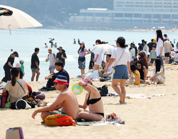 전국적으로 무더운 초여름 날씨를 보인 1일 오후 부산 해운대해수욕장에서 피서객들이 더위를 식히고 있다. (사진=연합뉴스)