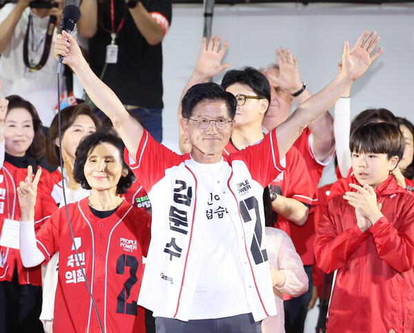 김문수 국민의힘 대선 후보가 2일 서울시청 앞 서울광장에서 열린 피날레 유세에서 지지를 호소하고 있다. (사진=연합뉴스)