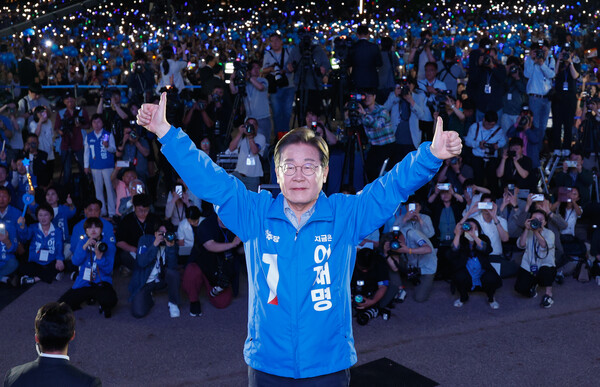 이재명 더불어민주당 대선 후보가 선거를 하루 앞둔 2일 서울 여의도공원 마지막 유세에서 연설을 마친 뒤 시민들에게 인사하고 있다. (사진=연합뉴스)