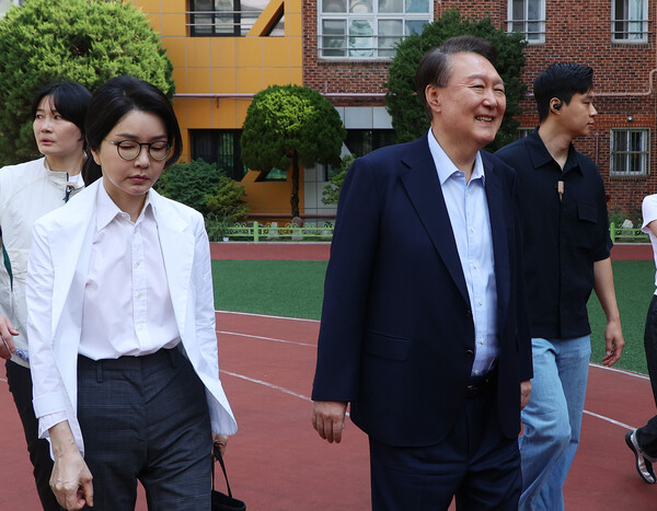 윤석열 전 대통령과 김건희씨가 21대 대통령 선거일인 3일 서울 서초구 원명초등학교에 마련된 서초4동 제3투표소에서 투표를 마친 뒤 차량으로 향하고 있다. (사진=연합뉴스)