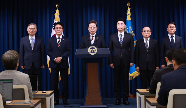 이재명 대통령이 4일 서울 용산 대통령실 청사에서 새 정부 첫 인사 발표를 하고 있다. 왼쪽부터 이종석 국가정보원장 후보자, 김민석 국무총리 후보자, 이 대통령, 강훈식 대통령비서실장, 위성락 안보실장, 황인권 대통령경호처장. (사진=연합뉴스)