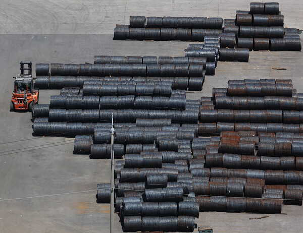 미국의 외국산 철강·알루미늄 제품 50% 관세가 발효된 4일 경기도 평택항에 철강 제품이 쌓여 있다. (사진=연합뉴스)