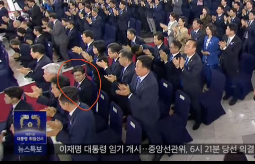 4일 국회에서 열린 이재명 대통령 취임선서에서 내빈들이 기립박수를 치는 가운데, 권성동 국민의힘 원내대표가 앉아 있는 모습이 카메라 생중계 화면에 포착됐다. (사진= X캡처)