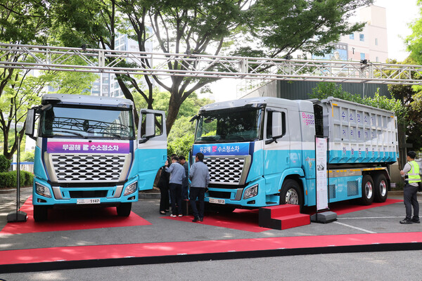 현대자동차는 5일 부산시 수소청소차 전환사업에 맞춰 무공해 수소 차량을 공급한다고 밝혔다. 사진은 '부산시 수소청소차 도입 시민공개행사'에 전시된 수소청소차의 모습. (사진=현대자동차·기아 제공)