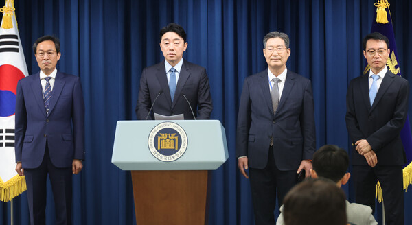 강훈식 대통령 비서실장이 8일 용산 대통령실에서 정무,홍보,민정 수석 인선을 발표하고 있다. 왼쪽부터 우상호 정무수석, 강 비서실장, 오광수 민정수석, 이규연 홍보소통수석. (사진=연합뉴스)