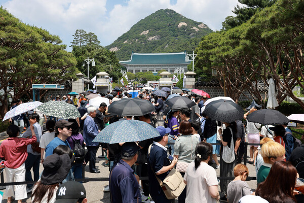  8일 서울 종로구 청와대를 찾은 관람객들이 입장하기 위해 줄을 서고 있다. (사진=연합뉴스)