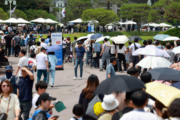8일 서울 종로구 청와대를 찾은 관람객들이 본관을 관람하기 위해 줄을 서고 있다.  (사진=연합뉴스)
