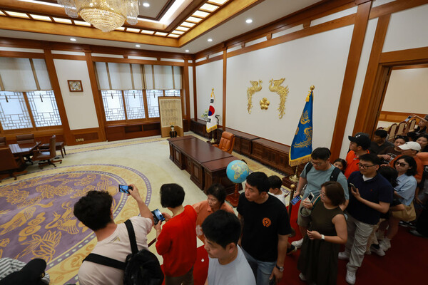 8일 서울 종로구 청와대를 찾은 관람객들이 본관 내부 대통령 집무실을 관람하고 있다. (사진=연합뉴스)