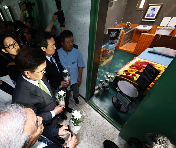 이재오 민주화운동기념사업회 이사장(왼쪽부터), 우원식 국회의장, 우상호 정무수석, 박종철 열사의 형 박종부 씨가 10일 서울 용산구 민주화운동기념관에서 열린 제38주년 6·10민주항쟁 기념식을 마친 뒤 옛 남영동 대공분실(M2) 509호 박종철 조사실에서 헌화하고 있다. 