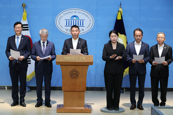 ​장경태(왼쪽부터)·민형배·김용민·강준현·김문수 더불어민주당 의원이 11일 서울 여의도 국회 소통관에서 검찰청법 폐지법안, 공소청 신설법안 등 검찰개혁 법안들을 설명하고 있다. (사진=연합뉴스)