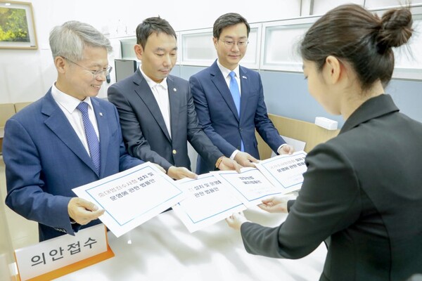 민형배(왼쪽부터)·김용민·장경태 더불어민주당 의원들이 검찰개혁을 위한 4개 법안을 접수하고 있다. (사진=연합뉴스)