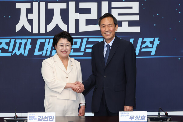 김선민 조국혁신당 대표 권행대행이 11일 서울 여의도 국회를 찾은 우상호 대통령실 정무수석을 접견하고 있다. (사진=연합뉴스)