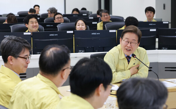 이재명 대통령이 12일 서울 서초구 한강홍수통제소에서 수해 대비 현장 점검 회의를 주재하고 있다. (사진=연합뉴스)