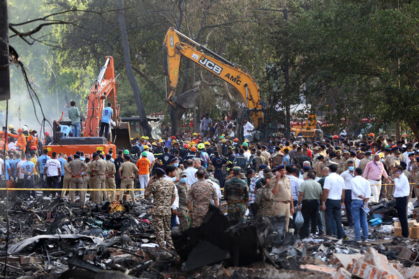 인도 여객기 사고 현장에서 구조 작업이 진행되고 있다. (사진=UPI 통신/연합뉴스)