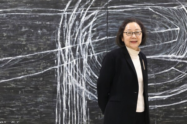 작품 앞에 선 문혜정 작가 / 사진 제공 = 문혜정