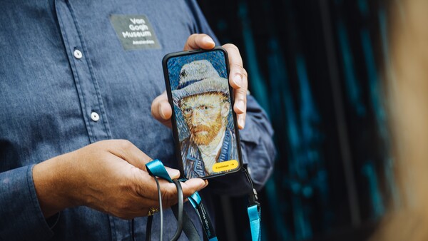 삼성전자는 15일 네덜란드 암스테르담에 위치한 반고흐 미술관과 3년간 파트너십을 체결하고, 기존 음성 안내 기기 대신 삼성 갤럭시 S25+를 통해 더욱 선명한 화면과 사운드 등을 제공한다고 밝혔다. (사진=연합뉴스)