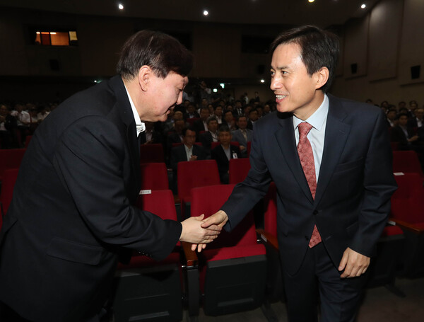 2017년 8월 1일 서울고검장에 취임하는 조은석 특검이 당시 서울중앙지검장이던 윤석열 전 대통령이 악수하고 있다. (사진=연합뉴스)