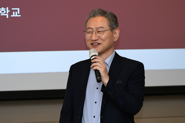 김용진 서강대 경영학부 교수가 18일 뉴스버스 경제포럼에서 주제발표를 하고 있다. (사진=뉴스버스)