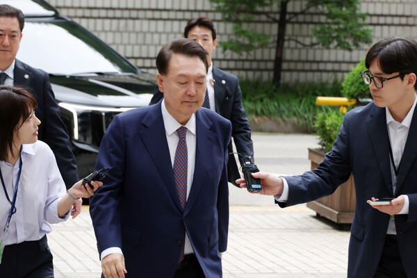 내란 우두머리 혐의 피고인 윤석열이 지난 16일 서울 서초구 서울중앙지방법원에서 열린 내란 사건 재판 7차 공판에 출석하고 있다. (사진=연합뉴스)