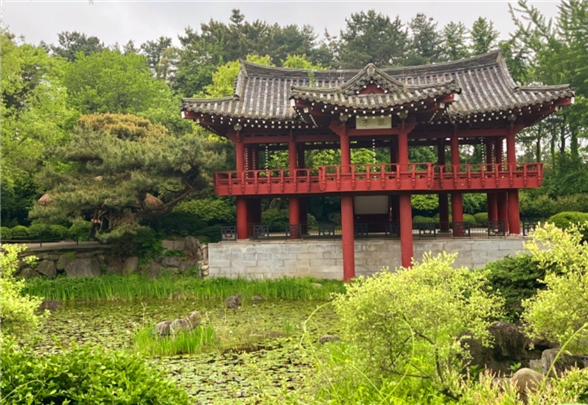    온양민속박물관 정원의 아름다운 연못과 정자