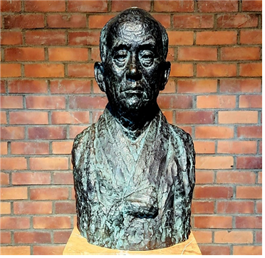  온양민속박물관 1층에 세워진 계몽사와 박물관의 설립자인 김원대 선생(1921~2000)의 흉상