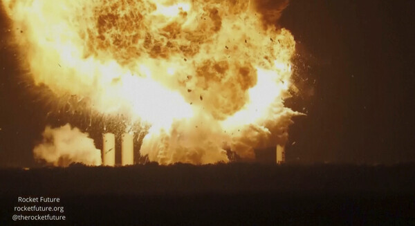 지난 18일 미국 텍사스 발사대 지상에서 스타십이 엔진 점화 시험 중 폭발하고 있다. (사진=rocketfuture.org/AP=연합뉴스)