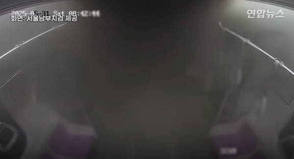 지난달 31일 오전 방화범 원모씨가 5호선 지하철 지른 불로 인해 검은 연기가 옆 칸으로 퍼지고 있다. (사진=서울남부지검/연합뉴스 영상 캡처)