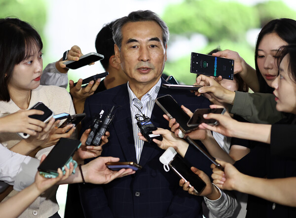 김건희씨 관련 각종 의혹 사건을 수사하는 민중기 특별검사가 26일 서울 서초구에 마련된 특검팀 사무실로 출근하며 취재진의 질문에 답하고 있다. 윤석열 전 대통령이 부친의 옛 연희동 자택을 김만배씨측이 사준 것을 알고도 20대 대선 과정에서 '우연한 거래' 로 주장했다면 '허위사실공표' 행위로 김건희 특검의 수사 대상이 될 수 있다.