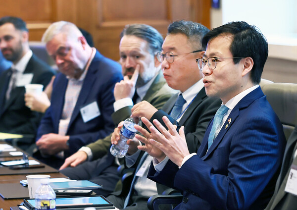 여한구 산업통상자원부 통상교섭본부장이 27일(현지시간) 미국 워싱턴 D.C. 미국상공회의소 회의실에서 열린 '라운드 테이블'에 참석해 있다. (사진=산업통상자원부/연합뉴스)