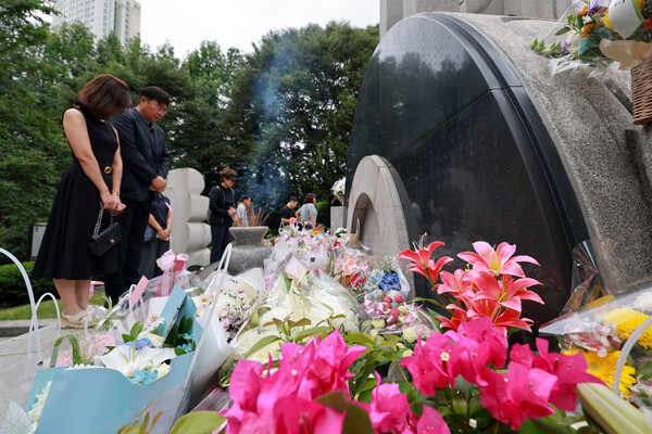 삼풍백화점 붕괴 참사 30주기인 29일 서울 서초구 매헌시민의숲 삼풍참사위령탑을 찾은 유족이 희생자를 추모하고 있다. (사진=연합뉴스)