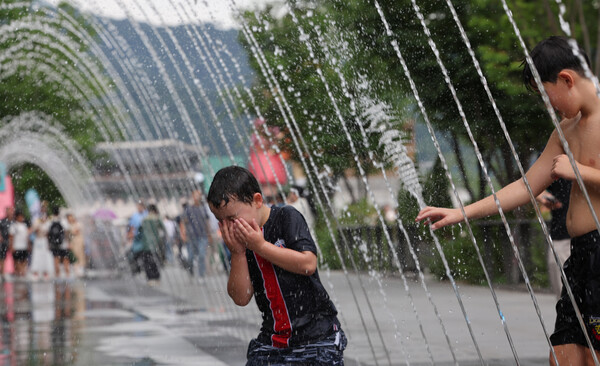 폭염주의보가 발효된 30일 서울 종로구 광화문 광장 터널분수에서 어린이들이 물놀이를 즐기고 있다. (사진=연합뉴스)