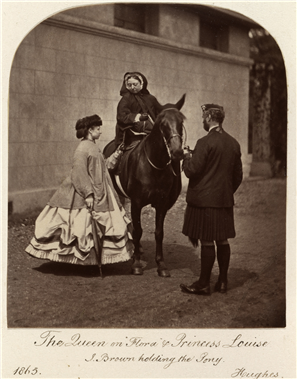   알버트 공 사후 5년의 빅토리아 여왕. 4녀인 루이즈 공주, 그리고 말 시종인 존 브라운