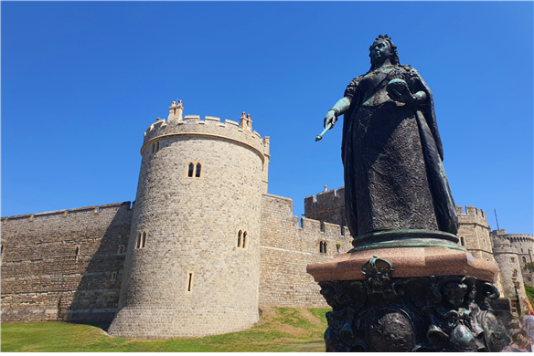   윈저의 과부답게 검은 상복을 입고 윈저 성을 지키고 있는 빅토리아 여왕