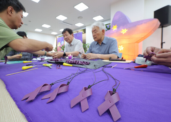 12일 이태원 참사 기억소통공간인 서울 종로구 별들의집에서 유가족 등 참가자들이 오는 24일 참사 발생 1000일을 맞아 추모 목걸이를 만들고 있다. (사진=연합뉴스)