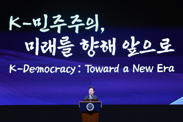 이재명 대통령이 13일 서울 강남구 코엑스에서 열린 2025 세계정치학회(IPSA) 서울총회 개막식에서 연설하고 있다. (사진=연합뉴스)