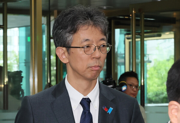 이세키 요시야스 주한일본대사관 총괄공사 대리가 15일 서울 종로구 외교부 청사로 초치되고 있다. (사진=연합뉴스)