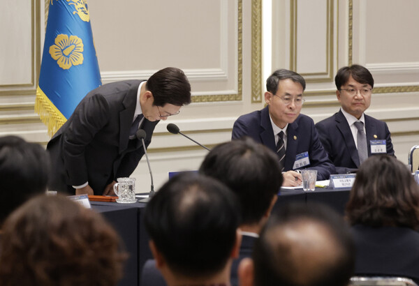 이재명 대통령이 16일 청와대 영빈관에서 '기억과 위로, 치유의 대화' 사회적 참사 유가족 간담회를 열고 유가족들을 향해 고개 숙여 인사하고 있다. (사진=연합뉴스)