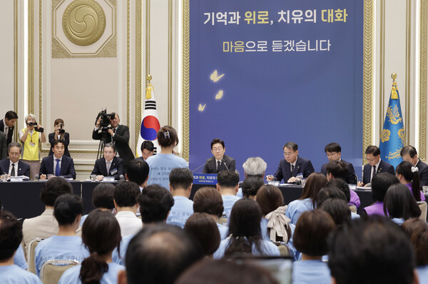 이재명 대통령이 16일 청와대 영빈관에서 '기억과 위로, 치유의 대화' 사회적 참사 유가족 간담회에 참석해 유가족의 얘기를 듣고 있다. (사진=연합뉴스)