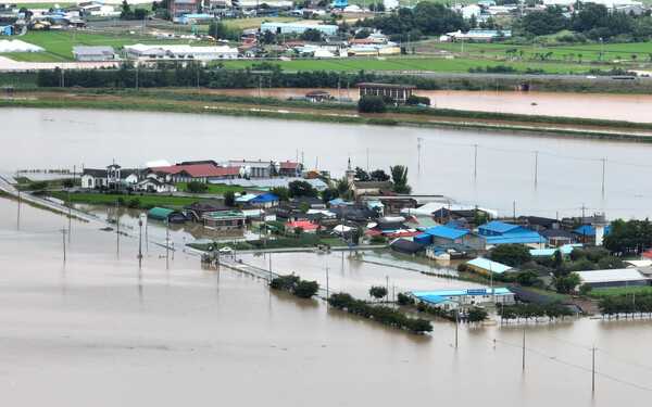 17일 충남 예산군 삽교읍 일대 마을이 폭우로 침수돼 있다. (사진=연합뉴스)