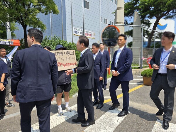 25일 경기 시흥시 SPC 삼립시흥 공장에서 열린 산업재해 근절 노사간담회에 참석하고 나오던 이재명 대통령을 향해  민주노총 파리바게뜨 지회  노조원이 "빵 만들다 죽지 않게 해주세요"라고 하자, 이 대통령이 "알겠습니다"라고 답변하면서 자리를 떠나고 있다.