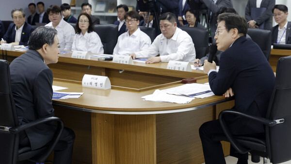 이재명 대통령이 25일 경기 시흥시 SPC 삼립 시흥공장에서 열린 산업재해 근절 현장 노사간담회에서 허영인 SPC그룹 회장(왼쪽)에게 질문하고 있다. (사진=연합뉴스) 