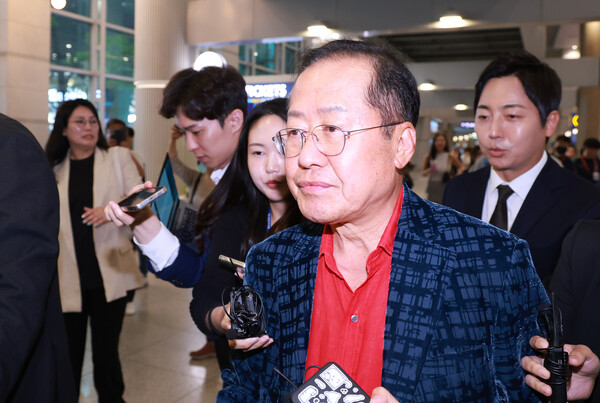 홍준표 전 대구시장이 지난 4월 국민의힘 대선 후보 경선에서 패배한 뒤 미국 하와이로 출국했다가 6월 17일 인천국제공항을 통해 귀국하고 있다. (사진=연합뉴스)