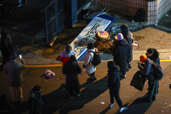 2025년 1월 19일 내란 우두머리 혐의로 윤석열이 구속되자, 흥분한 윤석열 지지자들이 경찰 저지선을 뚫고 서부지법에 난입 기물 등을 파손하고 서부지법 내부로 몰려들어가고 있다. (사진=연합뉴스)