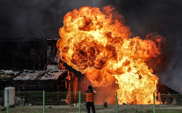 3일 경북 영천시 구암리 채신공단 내 화장품 원료 제조공장에서 불이 나 소방 당국이 진화작업을 하고 있다. (사진=연합뉴스)